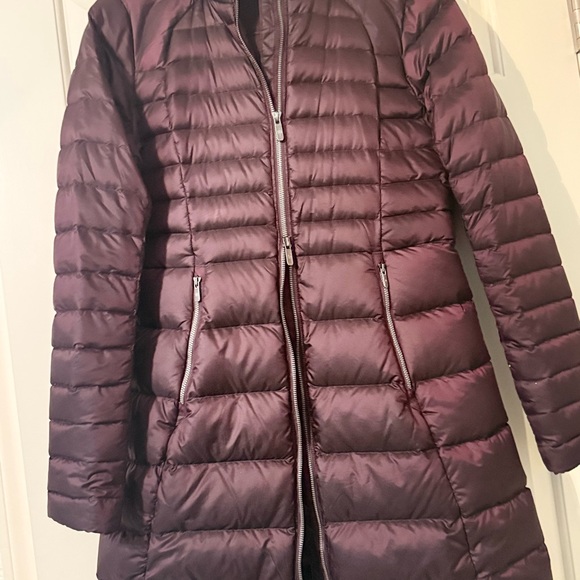 Lululemon Athletica Goose Down Hooded Puffer Jacket in Black Cherry (Burgundy) 6 - Picture 3 of 10